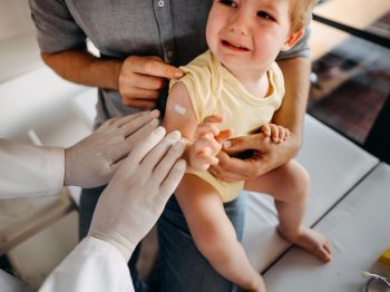 Εμβόλια χωρίς σύριγγα: Ευκολότερος ο εμβολιασμός των παιδιών και όσων φοβούνται τις σύριγγες