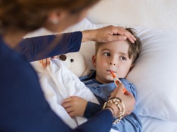 Πώς ανακουφίζουμε τα παιδιά που έχουν πυρετό;
