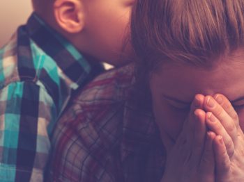 Τι νιώθει ένα παιδί που κλαίει ή φωνάζει όταν βλέπει τον γονιό του να αντιδρά με εκνευρισμό;