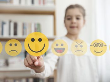 Τα παιδιά πάντα επικοινωνούν αυτό που χρειάζονται: 3 φράσεις που θα σε βοηθήσουν να καταλάβεις περισσότερο το παιδί σου