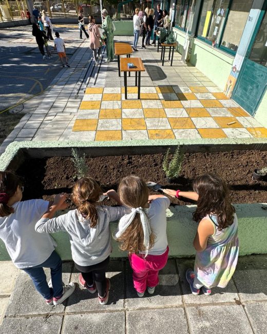 Ένα δημοτικό σχολείο στη Θεσσαλονίκη μεταμορφώθηκε με χρώματα, φυτά και την καλύτερη διάθεση!