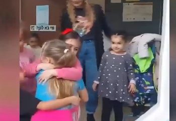 Η 5χρονη Εμίλια επέστρεψε στο νηπιαγωγείο: Το συγκινητικό βίντεο που δείχνει τη μικρή Ισραηλινή που ήταν όμηρος της Χαμάς να επιστρέφει στο σχολείο της