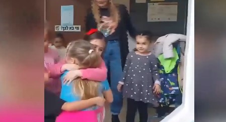 Η 5χρονη Εμίλια επέστρεψε στο νηπιαγωγείο: Το συγκινητικό βίντεο που δείχνει τη μικρή Ισραηλινή που ήταν όμηρος της Χαμάς να επιστρέφει στο σχολείο της
