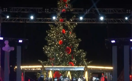 Φωταγωγήθηκε το Χριστουγεννιάτικο έλατο στην πλατεία Αριστοτέλους