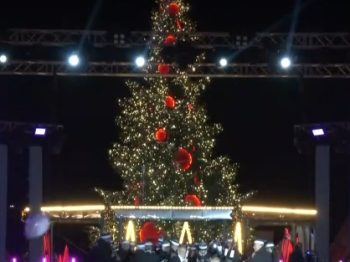 Φωταγωγήθηκε το Χριστουγεννιάτικο έλατο στην πλατεία Αριστοτέλους