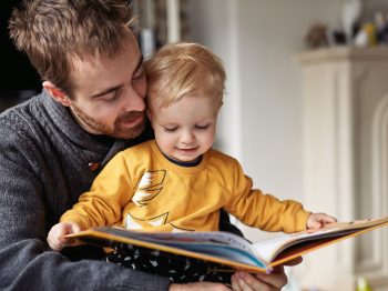 Η ανάγνωση βιβλίων από κοινού με τους γονείς διευκολύνει τη μάθηση στα παιδιά