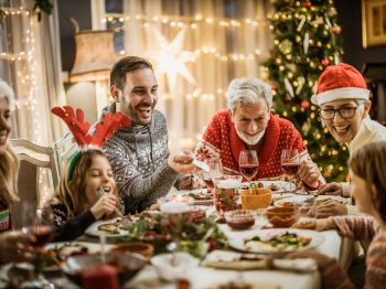 Εορταστικά οικογενειακά τραπέζια: Πώς προστατεύουμε τα όρια των παιδιών μας, όταν οι συγγενείς το “παρακάνουν”