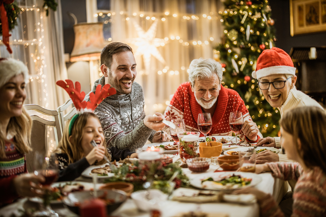 Εορταστικά οικογενειακά τραπέζια: Πώς προστατεύουμε τα όρια των παιδιών μας, όταν οι συγγενείς το “παρακάνουν”