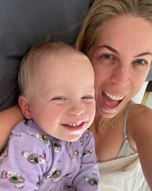 «Να φερόμαστε στα σώματά μας όπως και στα παιδιά μας»: Η ανάρτηση της ψυχολόγου Jess Vanderwier που δέχτηκε εξαιρετικά προσβλητικά σχόλια για το σώμα της μετά τη γέννα