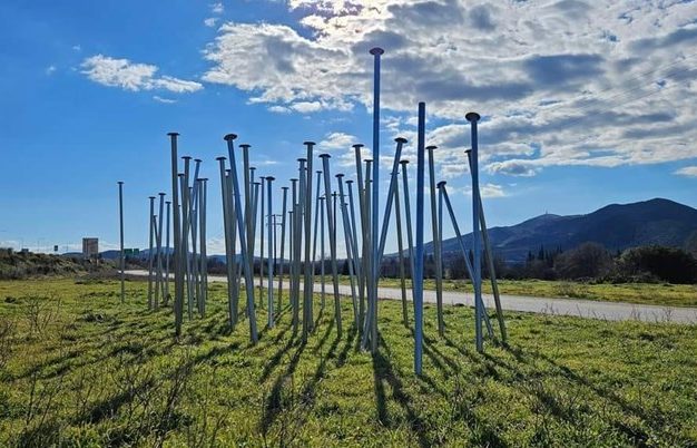 "58 καρφιά στα Τέμπη": Ένα συμβολικό έργο Τέχνης για τους νεκρούς του χειρότερου δυστυχήματος της χώρας