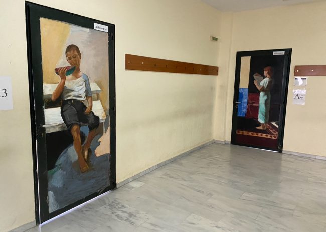 «Μια πόρτα στην Τέχνη»: Μαθητές μετέτρεψαν σε έργα τέχνης τις πόρτες των αιθουσών διδασκαλίας στο 9ο Γυμνάσιο Καλαμαριάς