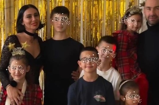 Ολυμπία Χοψονίδου & Βασίλης Σπανούλης: Η φωτογραφία με τα έξι παιδιά τους - Ντύθηκαν ασορτί