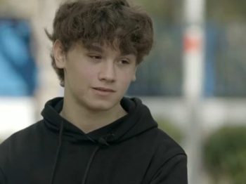 "Η ζωή μου είχε πολύ λιγότερα προβλήματα από αυτά που πιστεύει κάποιος ότι υπάρχουν σε μια ΛΟΑΤΚΙ οικογένεια": O 16χρονος Γιάννης μιλάει για τα παιδικά του χρόνια με δύο μαμάδες