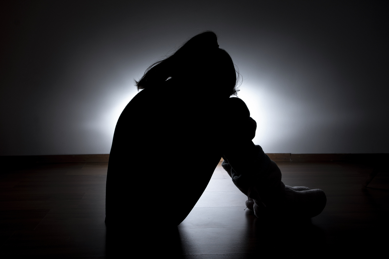 Σχεδόν 5 ανήλικοι πέφτουν κάθε μήνα, θύμα βιασμού στην Ελλάδα