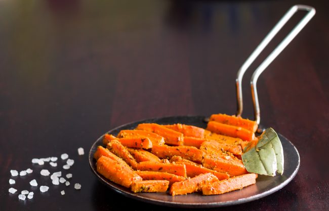 Συνταγές με λαχανικά για παιδιά που δεν τα τρώνε εύκολα: Μπαστουνάκια καρότου με παρμεζάνα