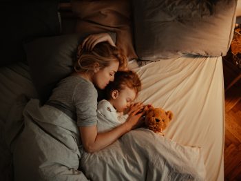 Πρέπει ένα παιδί να κοιμάται με τους γονείς του; Μέχρι ποια ηλικία είναι ωφέλιμο;