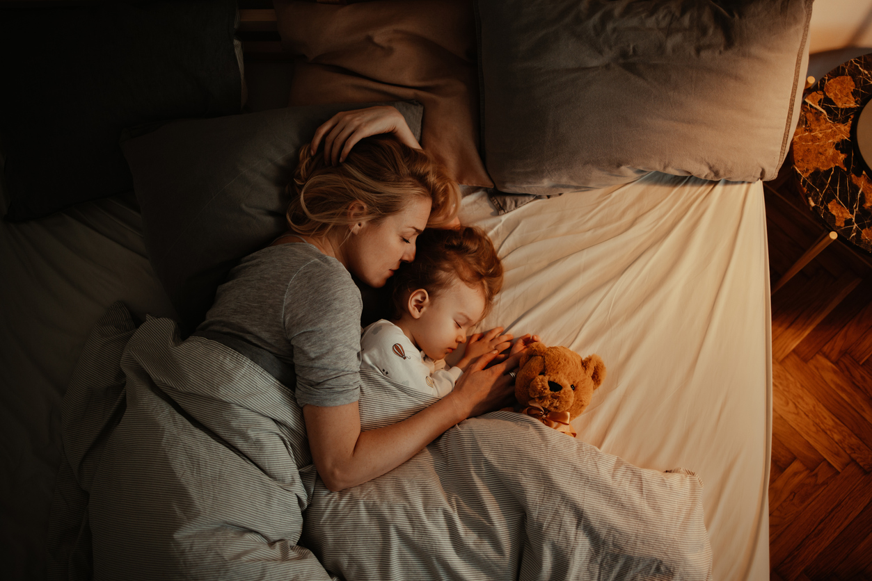 Πρέπει ένα παιδί να κοιμάται με τους γονείς του; Μέχρι ποια ηλικία είναι ωφέλιμο;