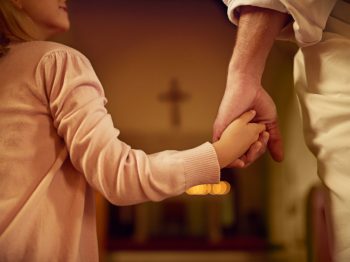 «Περιβάλλον σύγχυσης των γονεϊκών ρόλων για τα παιδιά»: Το κείμενο που θα διαβαστεί στις εκκλησίες την Κυριακή για τον γάμο ομόφυλων ζευγαριών και την τεκνοθεσία