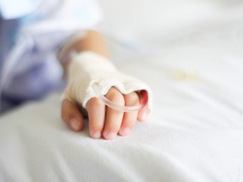 Μέγαρα: Σε κώμα ο 4χρονος μετά τον ξυλοδαρμό από τον πατριό του