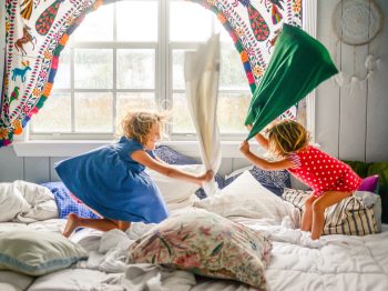 Ισορροπία και συντονισμός στα παιδιά: Το παιχνίδι με το μαξιλάρι που θα τα ενθουσιάσει