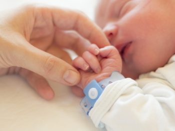 Ενισχύονται τα επιδόματα τέκνων και γέννησης μετά το νέο αρνητικό ρεκόρ γεννήσεων
