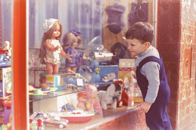 Ένα μαγαζί στο Μοναστηράκι δίνει την ευκαιρία στα παιδιά μας να παίξουν με παιχνίδια των δικών μας παιδικών χρόνων