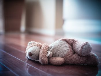 "Νομίζαμε ότι ήταν ένα σκυλάκι που έκλαιγε": 2χρονο παιδί πέθανε από ασιτία μέσα στο σπίτι του μετά τον αιφνίδιο θάνατο του πατέρα του