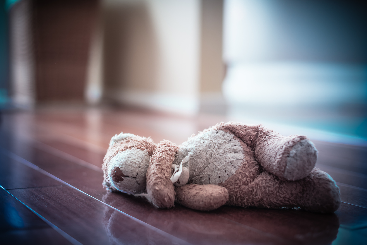 "Νομίζαμε ότι ήταν ένα σκυλάκι που έκλαιγε": 2χρονο παιδί πέθανε από ασιτία μέσα στο σπίτι του μετά τον αιφνίδιο θάνατο του πατέρα του