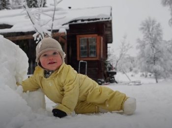 Η ιστορία μιας οικογένειας που ζει με το μωράκι της σε καλύβα 15 τ.μ. χωρίς ηλεκτρισμό σε σουηδικό δάσος