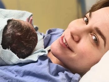 "Δεύτερος μπέμπης, διπλή η χαρά": Οι φωτογραφίες της Κατερίνας Στικούδη με το νεογέννητο γιο της μέσα από το μαιευτήριο