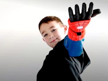 "Hero Arms": Δύο παιδιά στη Μεγάλη Βρετανία απέκτησαν προσθετικά χέρια με θέμα τον Σπάιντερ Μαν