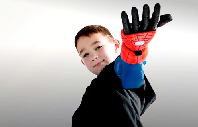 "Hero Arms": Δύο παιδιά στη Μεγάλη Βρετανία απέκτησαν προσθετικά χέρια με θέμα τον Σπάιντερ Μαν