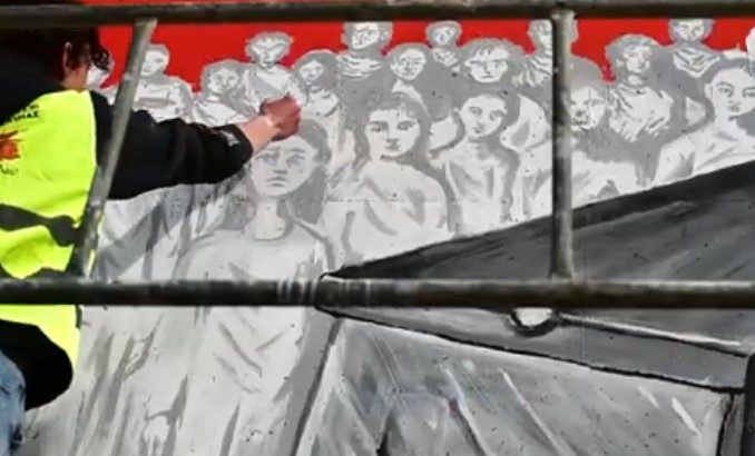 Τέμπη: Το συγκλονιστικό γκράφιτι για τη μνήμη των θυμάτων της σιδηροδρομικής τραγωδίας