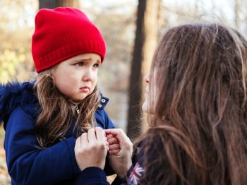 Τι κάνουμε όταν μας χτυπάει το παιδί; 3 χρήσιμες συμβουλές για γονείς νηπίων