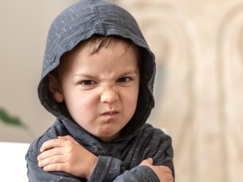 Μία ψυχολόγος εξηγεί τι προβλήματα θα έχουν τα παιδιά ως έφηβοι και ενήλικες αν δεν μάθουν να διαχειρίζονται τον θυμό τους σε μικρή ηλικία