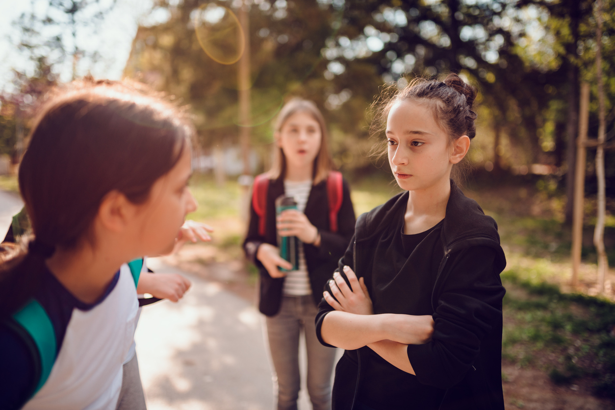Νεανική παραβατικότητα και βία: Πώς μιλάμε στα παιδιά όταν παραφέρονται;