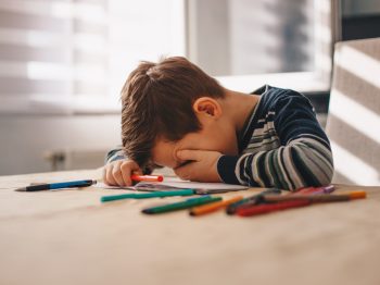 "Είναι σχολείο όταν κλαίω πάνω από το τετράδιο;": Ο Μάριος Μάζαρης απαντά στην ερώτηση των παιδιών που νιώθουν τη γνώση... υποχρέωση!