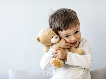 Η ιστορία του πρώτου λούτρινου teddy bear: Γιατί ήταν αρκουδάκι το παιχνίδι που αγαπούν τόσο πολύ τα παιδιά;