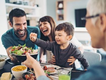 “Να τρώμε κάθε μέρα με τη μαμά και τον μπαμπά”: Ένα συγκινητικό βίντεο δείχνει πόσο σημαντικά είναι τα οικογενειακά γεύματα για τα παιδιά