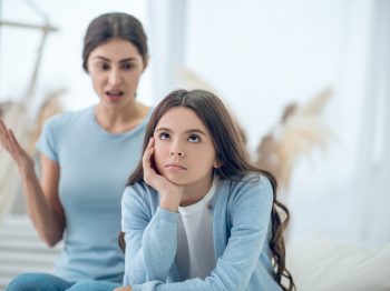Εφηβεία: 3 λόγοι που τα παιδιά απομακρύνονται από τους γονείς τους