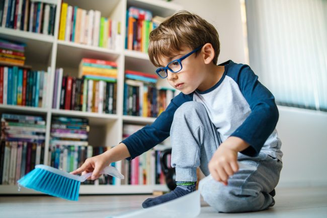 Για να συμμετέχει το παιδί στις δουλειές του σπιτιού, πρέπει να γίνουν πιο εύκολες στο μυαλό τους: 4 τρόποι για να το κάνεις παιχνιδάκι