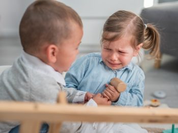 Μια ψυχολόγος εξηγεί γιατί τα παιδιά προνηπιακής ηλικίας δεν είναι "επιθετικά" ακόμα κι όταν χτυπούν