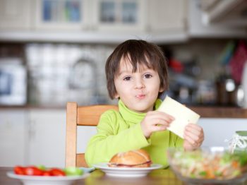 Το τυρί στην παιδική διατροφή: Μπορεί να αντικαταστήσει το γάλα;