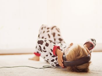 Τα παιδιά εκτίθενται σε κινδύνους για την υγεία τους από τη χρήση ακουστικών