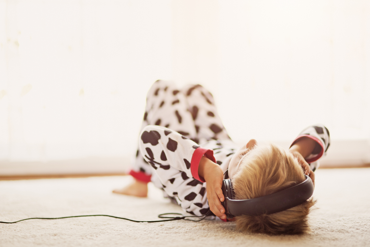 Τα παιδιά εκτίθενται σε κινδύνους για την υγεία τους από τη χρήση ακουστικών