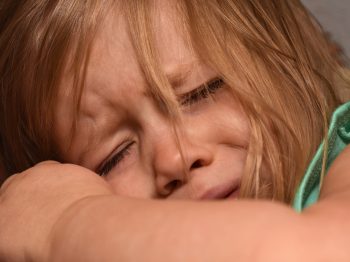Καλαμάτα: Νταντά κακοποιούσε παιδιά - Την κατέγραψε κάμερα