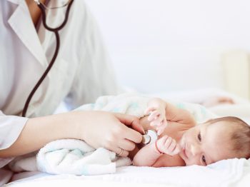Έξαρση κρουσμάτων κοκκύτη: Πώς προστατεύονται βρέφη και εγκυμονούσες