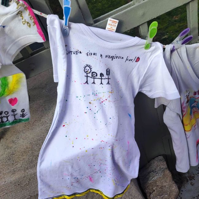 "Ευτυχία είναι η οικογένειά μου": Μαθητές αποτύπωσαν πάνω στις μπλούζες τους τι σημαίνει "ευτυχία" για αυτούς