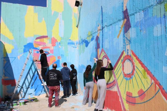 Καλλιτέχνες του ARTHUB Athens και μαθητές φιλοτέχνησαν τοιχογραφία 450 τμ στο Γυμνάσιο της Αστυπάλαιας