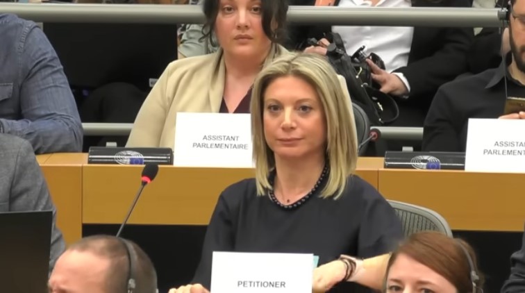 "Mαζί θα την αλλάξουμε την Ελλάδα το χρωστάμε στα παιδιά μας": H συγκλονιστική αγκαλιά της Μαρίας Καρυστιανού με τον Παύλο Ασλανίδη στο Ευρωκοινοβούλιο